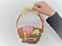 イースターエッグやイースターデザインのお菓子を入れてプレゼント。
