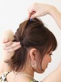 右側に寄せてくるりんぱをつくり、トップを引き出す