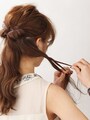 左右の髪をきつめに編んでからほぐしておく