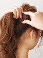 トップのボリュームを潰さないように結ぶ