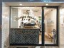 青山通りに面したスタイリッシュな外観