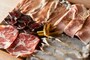 自家製鹿もも肉の生ハムと豚のロースハム、厳選サラミの盛り合わせ