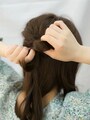 くるりんぱした毛束で輪っかをつくる