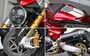 特別仕様のブレーキディスクにカーボンホイール、ブロックパターンのタイヤなど、流行のストリートバイクに仕上げられている