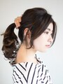 耳の高さで毛束をまとめます