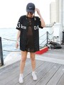 透ける黒Tでスポーティーを格上げ