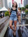 デニムサロペットで大人キュート感