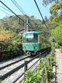 御霊神社の前を走る江ノ電