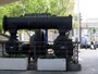 このオブジェのようなものは横浜造船所で使われていた大型動力機械（エアー・コンプレッサー）で、これが置いてあるのは2ヵ所あります。撮影に使われたのは横浜ランドマークタワーに近いほう（2016年5月7日撮影）