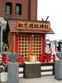 5月3～6日まで横浜赤レンガ倉庫にセカムズにちなんだ「初恋成就神社」が出現。大野智さんが制作したまねき猫がまつってあったり、登場人物にちなんだおみくじが引けたりと、大人気スポットとなりました（2016年5月3日撮影）