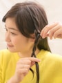 親指と人差し指でつまんで少しずつ引っ張る