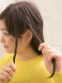 後ろ側の毛束は、手前の毛束の上を通してクロスさせる