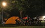夜の帳が下りて、ランタンに照らされたバイクとテントが美しく照らされる。キャンプツーリングでしか見られない光景だ
