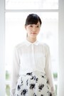 上品で清楚な印象の女子アナ風の服装は、エリート男性に人気