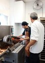 スタッフを見守るル・ガック氏