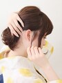 毛先を外に巻き、顔まわりに後れ毛を残す