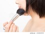 メイクでフェイスラインをふんわり見せる！