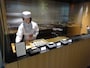「叶 匠壽庵　東京ガーデンテラス紀尾井町店」の店内では「きんつば」が焼き上げられる様子が見られる
