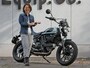 ドゥカティジャパンのスタッフ 原佐知子さんと愛車スクランブラーSixty2
