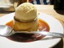 ガツンとくるカラメルの苦みには、相性抜群のアイスクリームをのせて食すべし！