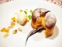 スプーンで割るとアーモンドクリームがとろりと溢れる新感覚スイーツ。