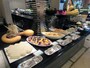 料理のブッフェ台