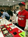 会場は訪れたたくさんの方で大賑わい。手前の生産者さんは、前回のチーズアワードで金賞及び外国人審査員賞を受賞した“三良坂フロマージュ”さん。