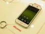落下防止のためRING型のストラップを備えるMEDIAS U N-02E