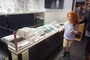 可愛いお子さまも。ブースに駆け寄り、スマホで写真をとっていました！