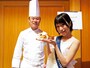2016年に就任したペストリーシェフ武藤修司さん（左）が手がける新作クリスマスケーキの予約受付は12月22日まで。「18th Anniversary Ambassador」の藤巻 碧さん（右）も「おいしい！」と笑顔でPR（2016年9月27日撮影）