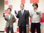 INFOBAR　A02のプロダクトデザイナー深澤直人氏（左）、田中孝司社長（中央）、インターフェイスデザイナー中村勇吾氏（右）