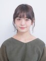 おくれ毛を巻いたひとつ結び