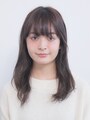 ゆるいクセのあるセミロング