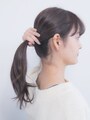 耳の高さで毛束をまとめます
