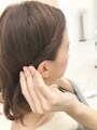 右サイドの髪を耳後ろまでねじる