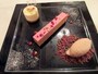 マスカルポーネのムースとフランボワーズのケーキ キャラメルのアイスクリームを添えて