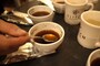 カッピングをしてコーヒー豆を決定