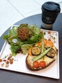 「トシ・ヨロイヅカ 東京」1階カフェでいただける「タルティーヌ」レギューム（季節の野菜）（税込1,100円）