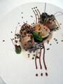 大山鶏胸肉を有塩バターで優しく火入れ スペルト小麦のリゾットと地鶏卵黄のラヴィオリ オニオンキャラメリゼのピュルプ トリュフのエミュルションとジュドヴォライユ
