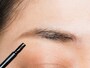 塗ってはがして染まる、新しい眉メイク