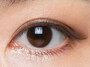 ウエットシャドウ効果で濡れたような瞳に