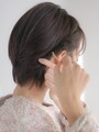 耳の後ろでしっかり固定