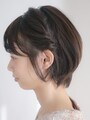 崩し終わった状態。ねじった毛束がややほつれ、おしゃれな印象になる