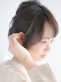 耳に掛けスタイルで女性らしく