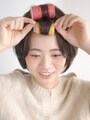 前髪をカーラーで巻く