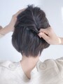 分けとった髪をねじる