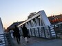 敦くん目線のカット。後ろにちらっと横浜赤レンガ倉庫が見えます（2016年12月17日撮影）