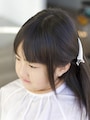 サイドの髪をまとめてクリップでとめる