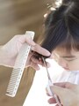 前髪を手前に引き出しながらカット