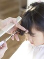 前髪にすきバサミを斜めに入れいく